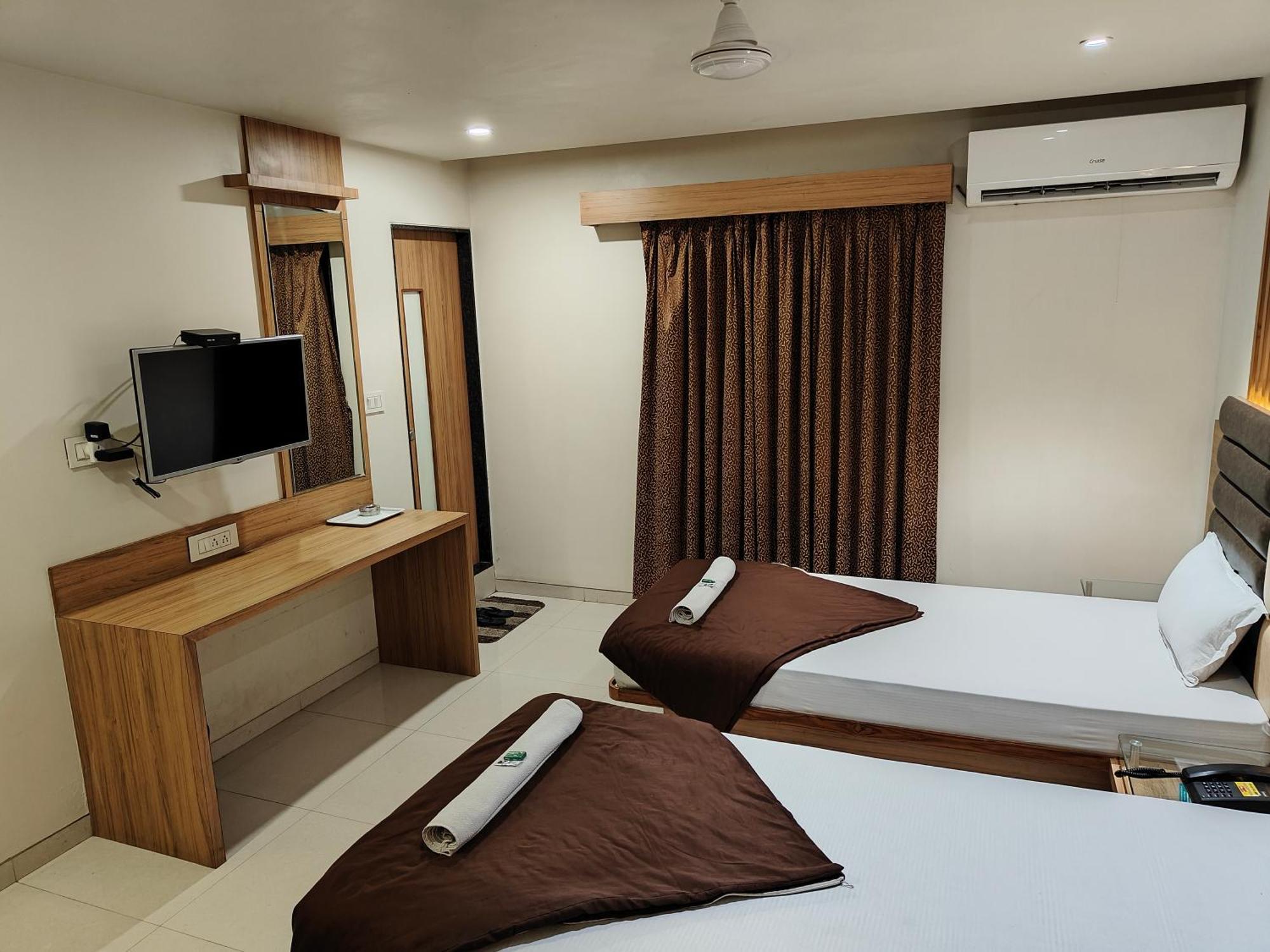 Hotel Sahyog & Rooms Surat Dış mekan fotoğraf