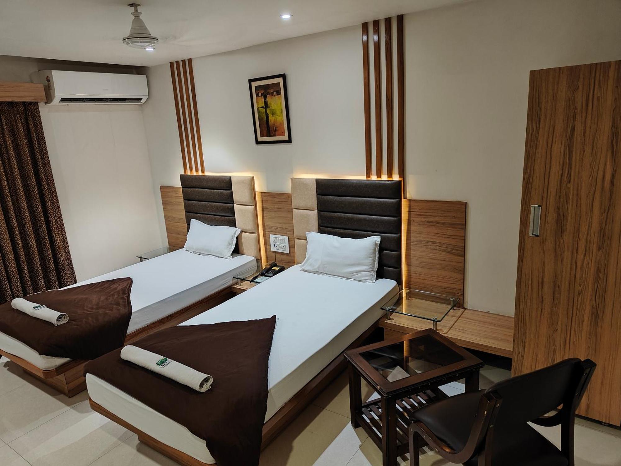 Hotel Sahyog & Rooms Surat Dış mekan fotoğraf