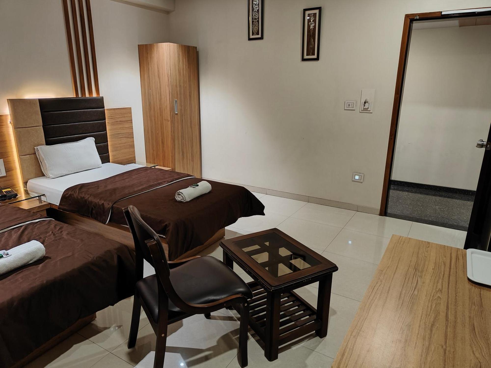 Hotel Sahyog & Rooms Surat Dış mekan fotoğraf