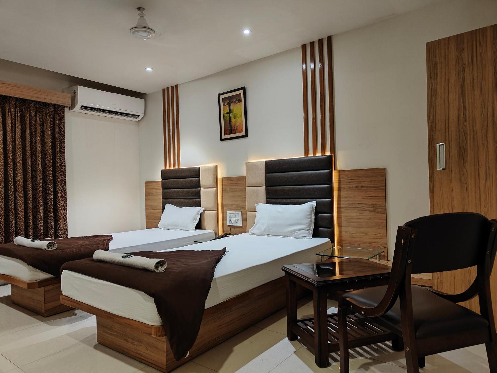 Hotel Sahyog & Rooms Surat Dış mekan fotoğraf