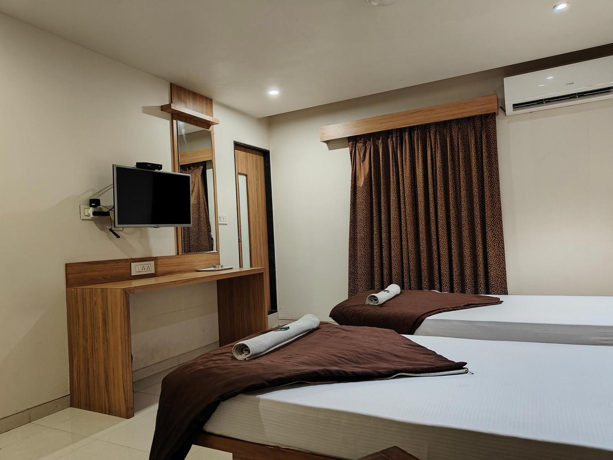 Hotel Sahyog & Rooms Surat Dış mekan fotoğraf