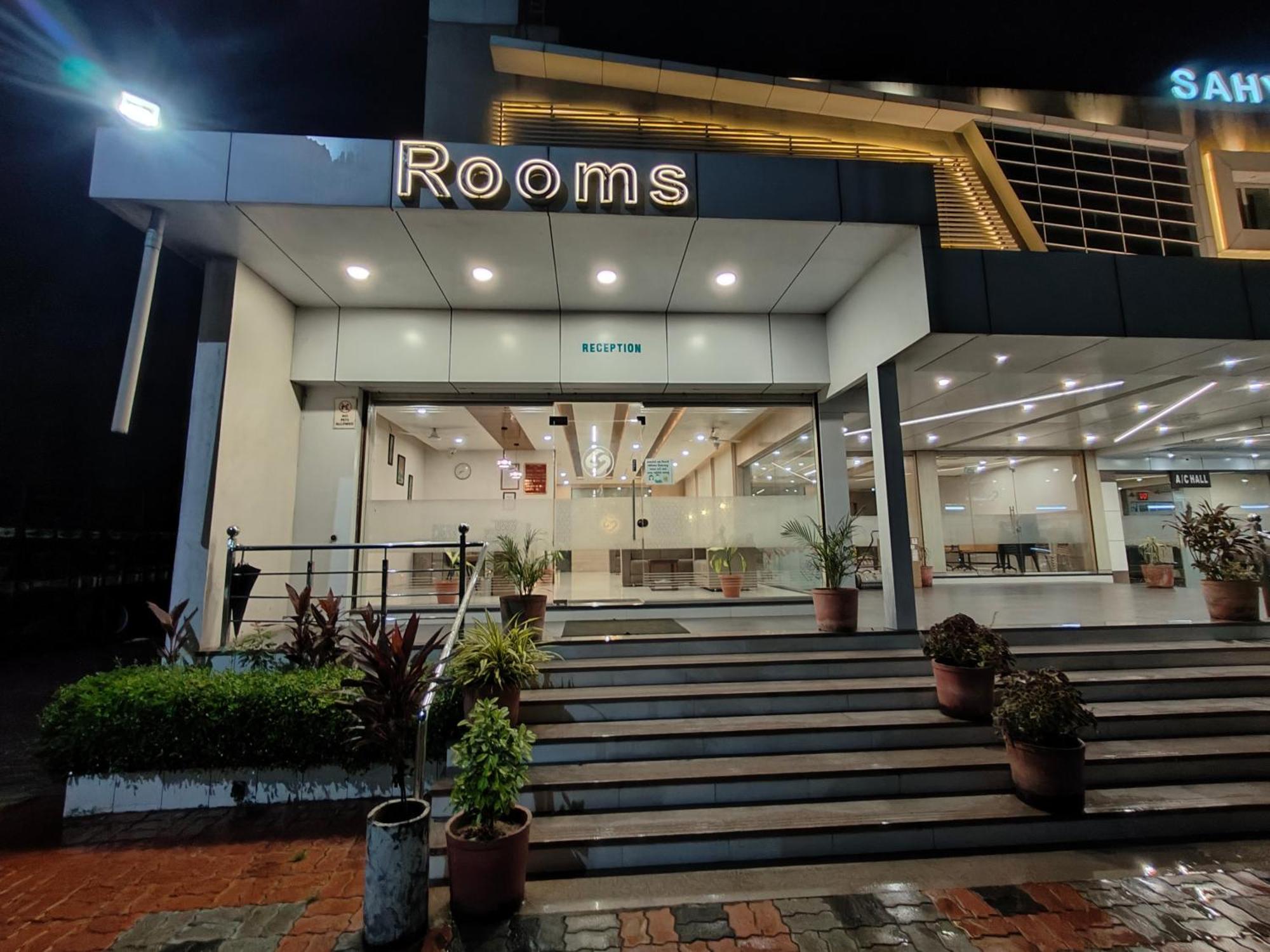 Hotel Sahyog & Rooms Surat Dış mekan fotoğraf