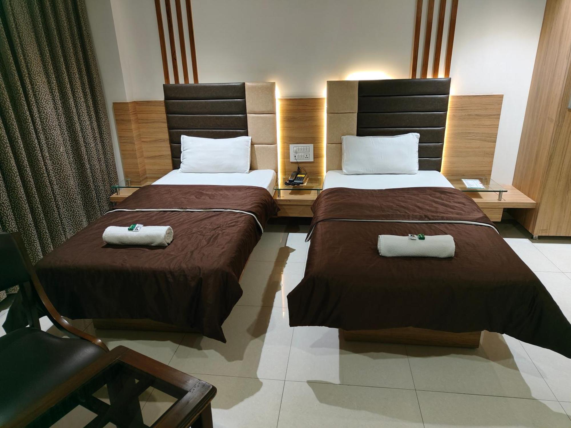 Hotel Sahyog & Rooms Surat Dış mekan fotoğraf