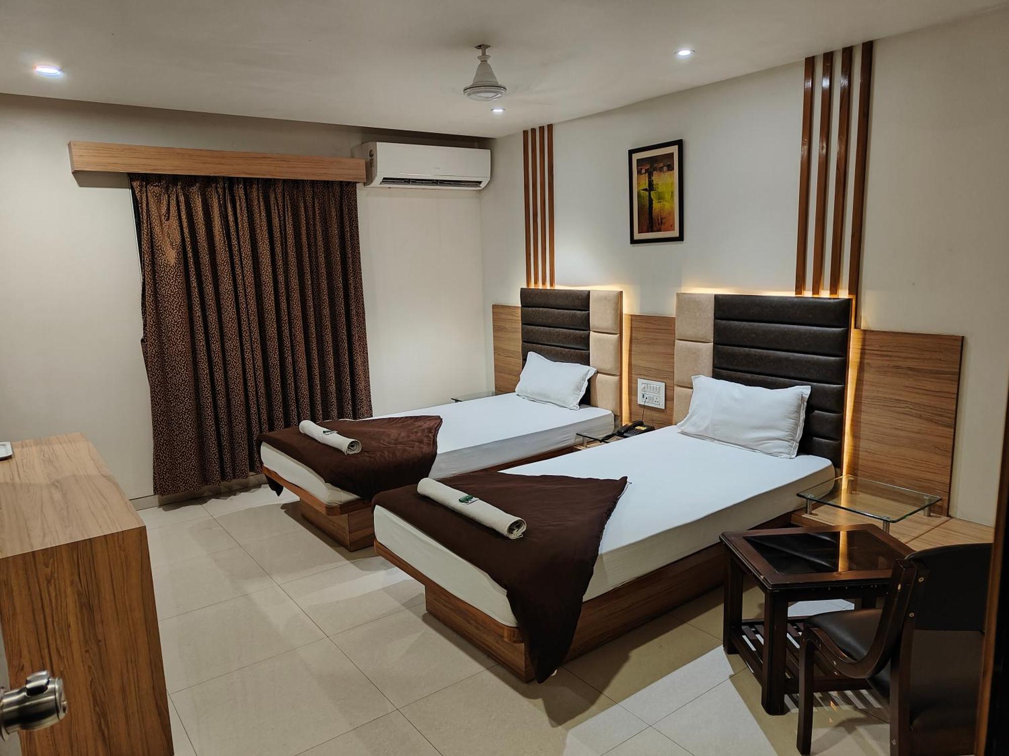 Hotel Sahyog & Rooms Surat Dış mekan fotoğraf