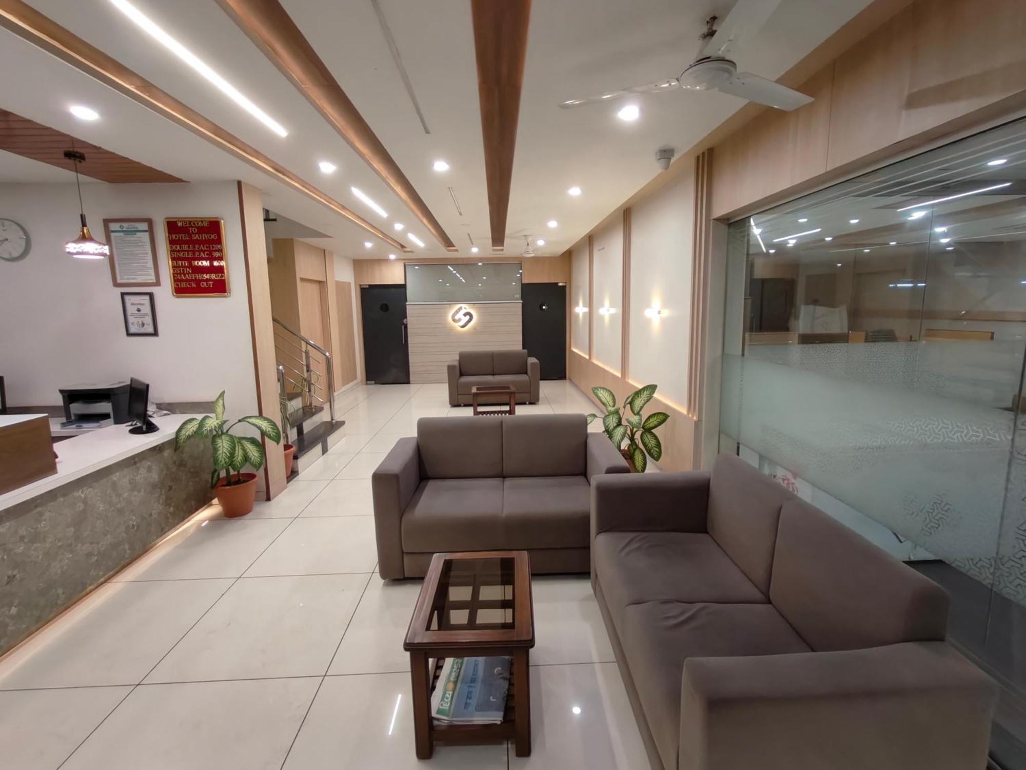 Hotel Sahyog & Rooms Surat Dış mekan fotoğraf